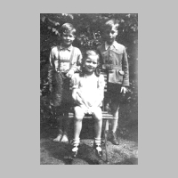011-1002 Drei Geschwister von Frantzius 1946 nach der Flucht in Wernigerode am Harz.jpg